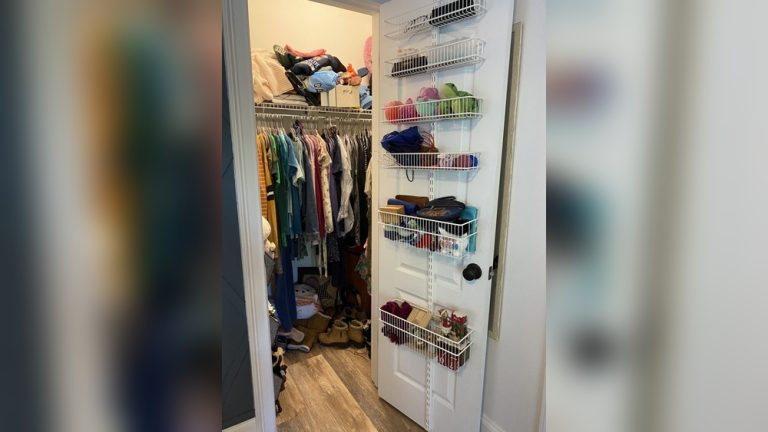 How to Organize a Closet With Wire Shelves